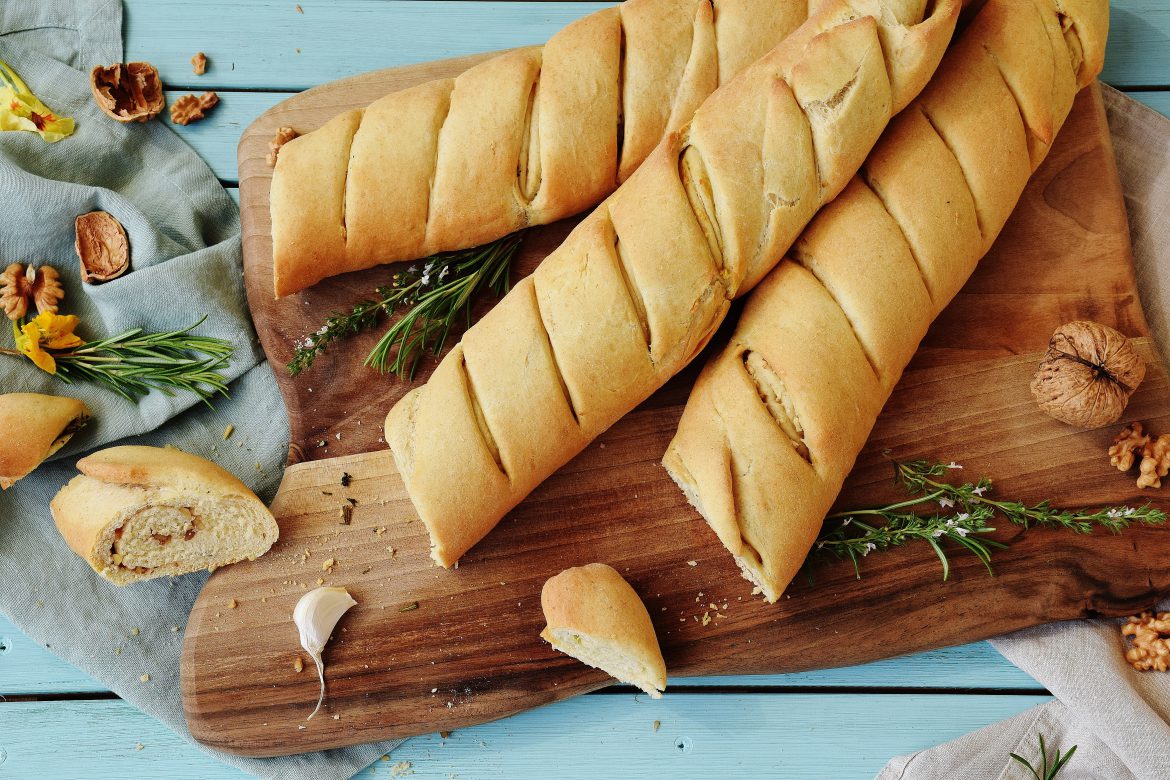 Selbstgemachtes Grill-Baguette aus Dinkel mit dreierlei Füllungen